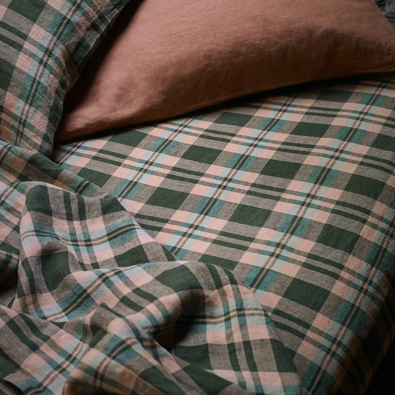 http://us.pigletinbed.com/cdn/shop/files/PigletinBed-PlaidCheckLinenBedding-FittedSheet-FernGreen-Lifestyle_1_2.jpg?v=1697731613