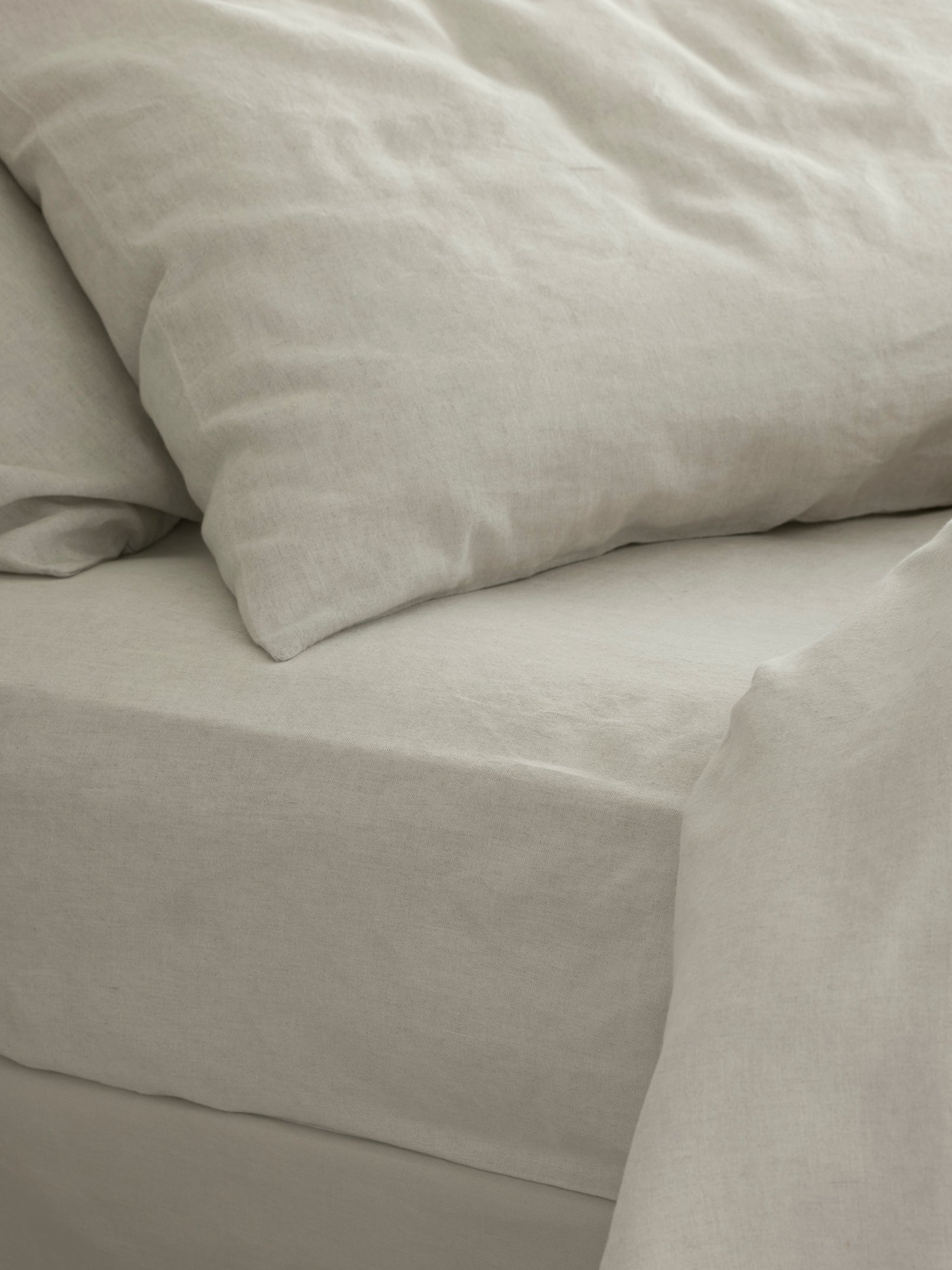 Oatmeal 100% Linen Fitted Sheet - Piglet in Bed US