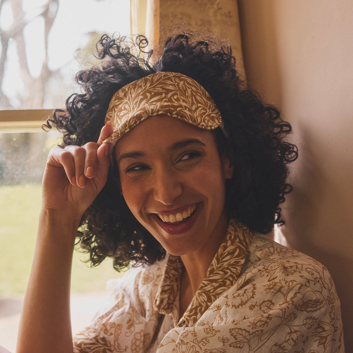 Ernest White Middlemore Linen Scrunchie Piglet in Bed US