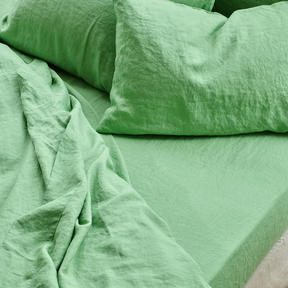 White Linen Fitted Sheet Piglet in Bed US
