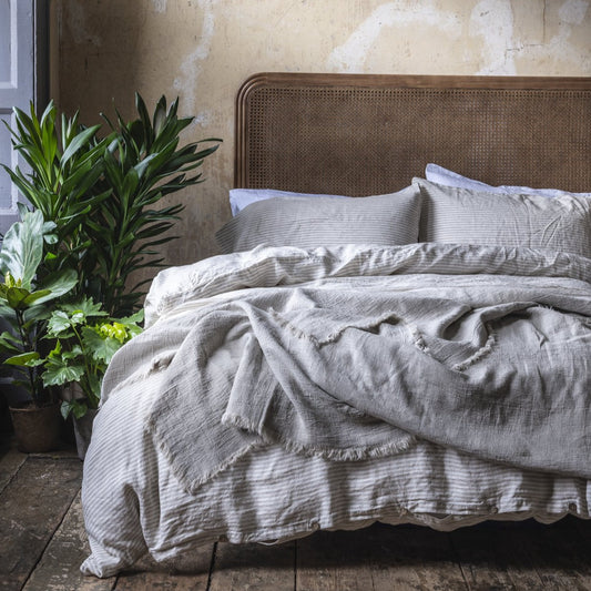 Smart Bedding's Linen Sheets Snap to the Duvet Cover